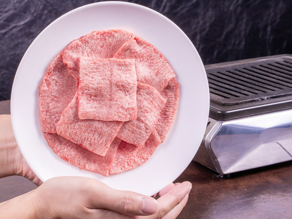 上質な肉の旨みを堪能できる逸品『生タン』