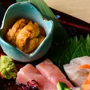 人気の刺身盛り合わせは、鮮度抜群の海の恵みが舌をくすぐり、繊細で美しい刺身が贅沢な一時を演出してくれます。季節ごとに変わるネタで飽きることなく、日本の美食文化を存分に楽しめます。