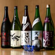 日本各地から集めたこだわりの銘柄は、料理との調和を生み出し、食事を格上げ。心温まる雰囲気の中、日本酒の奥深い世界を探求し、至福の一時を演出してくれます。