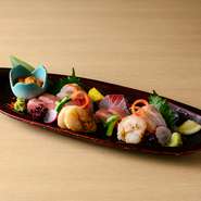 香川県瀬戸内海から毎日直送。新鮮かつ、その季節に一番オススメの魚介類を、料理人自らが厳選した刺身の盛り合わせです。美しく盛付けられ、五感で楽しめる一皿。