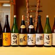 酒屋と提携しており、日本酒と料理とのペアリングも楽しむことができます。『〆張鶴』『緑川』『久保田』の3本を基本に、オーソドックスながらも味わい深い銘柄を用意。