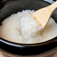 米は奥出雲で西の横綱と呼ばれている「仁多米」が使われています。山の湧き水で育まれ、小粒でつやつや。土鍋を使い、お米の甘みを感じられるように、おこげはつくりません。