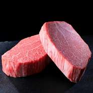 A5ランクの黒毛和牛を思う存分味わえる【肉ばくれん】。いくつか用意されているコースの中で“お肉の王様”と呼ばれるシャトーブリアンを味わえるのが『匠コース』。驚くほどやわらかな肉の旨みを堪能できます。