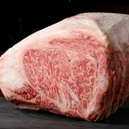 店主の経験を活かして仕入れたお肉は、いずれも鮮度抜群。さらに新鮮さを追求するため、お肉のカットもゲストに提供する直前にこだわっています。肉刺しとしても提供できる鮮度のお肉を、贅沢に焼肉で味わえます。