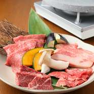 溶岩プレートの遠赤外線効果によって、表面は香ばしくもお肉の水分を逃さず、ふっくらジューシーな仕上がりに。お肉だけでなく野菜もキレイに焼き上がることもポイント。厳選素材をさらにおいしく楽しめます。