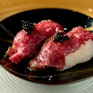 握りのネタには神戸牛のラムシンを、シャリにはお米の代わりに大根おろしを使用。ラムシンは、サッと炙り香ばしさを引き出しています。最高級キャビアが贅沢なアクセントにとして存在。