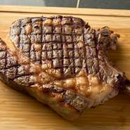 骨付き肉の形がネイティブアメリカンが使う斧に似ていることから名付けられた「トマホーク」。肉質はとても柔らかく、皆でシェアしながら存分に肉の旨みを味わえます。
1.7KG：27,000円
900G：13,500円