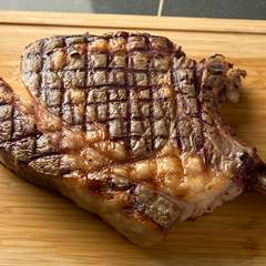 リブ肉の中心部分を骨付きで使用。迫力満点の『赤城牛トマホークステーキ』