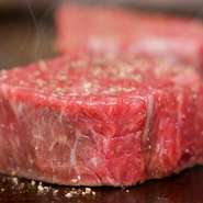 「こだわらないことが最大のこだわり」と掲げる【ビストロ　裏かつまた】。肉のプロが目利きする全国各地の厳選和牛を入荷しています。その上質な和牛に、食材の旨みを引き出す「だし」を使い、至福の味わいを提供。