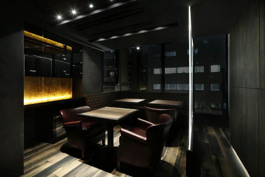 黒を基調としたオシャレな空間で、とっておきの大人デート