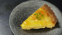 洋梨のコンポートに、サクッとしたタルト生地を合わせて焼き上げた１０月のデザート。