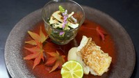 皮目を香ばしくパリッと焼き上げ、身はふっくらジューシーに仕上げた甘鯛の松笠焼き。一口食べれば、香ばしい皮の香りと、口の中でほどける上品な甘みが広がります。
すだちをしぼってどうぞ