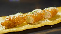 火をいれて甘味が増したホワイトアスパラを豚ロースで巻いてパン粉付けして揚げております。仕上げにたっぷりのチーズとトリュフ塩で召し上がれ