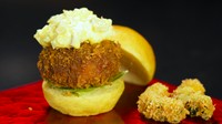 コースの中でも人気の『ミニバーガー』。和牛肉で織りなす、ステーキ、メンチ、コロッケなどに、魚介や野菜、果物などを合わせた至福の逸品です。写真は『海老と和牛のメンチカツバーガー』。（コース一例）
