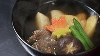 丁寧にとった出汁に鯨の旨味やお野菜の甘味が溶け出して、至極の一品に仕上がってます。温かいうちに召し上がれ