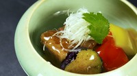 箸でさくっと切れるまでしっかりと炊いた豚角煮と彩り野菜の甘酢和えを合わせた逸品。白髪葱と合わせてどうぞ