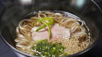 濃厚なスッポン出汁に秋田名物の稲庭うどんを合わせた温かいお食事。口に入れた時に広がる香りと稲庭うどんののど越しがたまりません