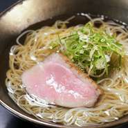 真昆布や鰹を使った料理長こだわりのだしは、さまざまな料理に活かされています。中でも〆のそうめんや稲庭うどん、蕎麦に炊き込みご飯など、「だし」の旨みたっぷりな一杯に至福のひとときです。