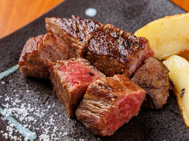 肉の旨みを味わえる『国産牛の赤身ステーキ（100g）』