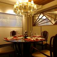 都内の食通たちの間で、水道橋の隠れ家として愛される店。リュクス感あふれる空間に個室1部屋のみを設え、一日に2～6名様の一組限定でもてなし。プライベートシェフ＆スタッフに迎えられるような贅沢感です！