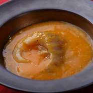 料理長の大田氏は、九段下にあったホテルグランドパレス内の中国料理店で長年活躍した料理人。食材本来の味を巧みに引き出す広東料理を得意とし、スパイス使いの妙も評判。最高峰の広東料理を堪能できます。