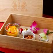 誕生日や結婚記念日などのディナーに訪れるゲストも多数。完全プライベート空間を2名から利用できるのも魅力です。記念日の利用時は、デザートを写真のような趣向にグレードアップ。詳細は予約時に店舗に確認を。