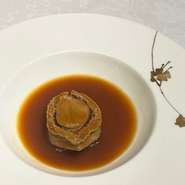 二世代や三世代の家族が集い、特別な日を本格中華で祝う場所としても人気。完全プライベート空間なので、お子様連れのゲストものびのび楽しめます。利用シーンに寄り添う、心のこもったもてなしも評判です。