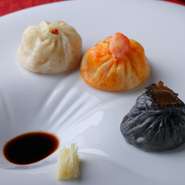 食材の持ち味を巧みに引き出す広東料理の技で、和牛サーロインのおいしさを頂点に導く逸品。生雲丹とキャビア、特製醤油ソースが、サーロインのエレガントな味わいを高め、この上ない幸福感！肉料理の一例。