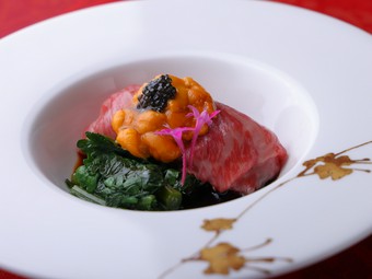 黒毛和牛×広東料理の極上コラボ『和牛サーロインと青菜炒め』