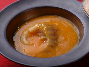 貴重な食材、新鮮野菜、多彩なスパイスを揃え、驚きの美味を紡ぐ