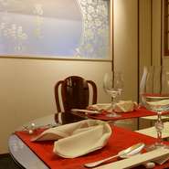 料理長が北京ダックをカッティングするサービスなど、楽しい演出がたくさん。写真の磨りガラスはボタン一つで厨房が見える透過ガラスに瞬時に切り替わり、プライベートキッチンのような臨場感を満喫できます。