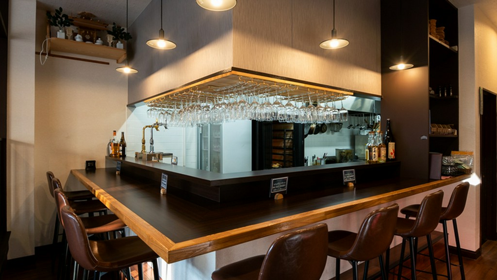 間近で調理風景が見られるカウンターは、お一人様の特等席