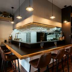 間近で調理風景が見られるカウンターは、お一人様の特等席