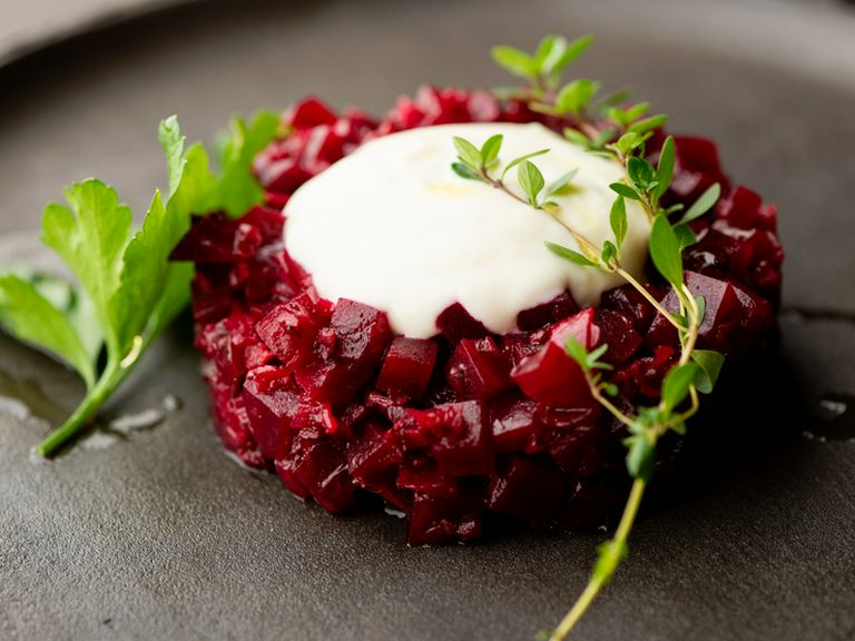 特製ソースで食べやすい『当店スペシャリテ!3日間かけてつくるビーツのローストのタルタル』