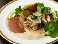肉の旨みを堪能できる『当店一番人気！自家製ベーコンと能登牛とイベリコ豚のハンバーグ』