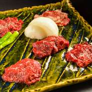【左馬】で楽しみたい馬肉の焼肉。日ごとにピックアップした部位を楽しめる盛り合わせは、焼肉のスターターとしてもオススメです。コツがいる焼き加減も、スタッフが必ず焼き方をレクチャーしてくれるのでご安心を。