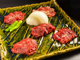 最高の焼き加減で楽しんで欲しい『左馬焼肉五点盛り合わせ』