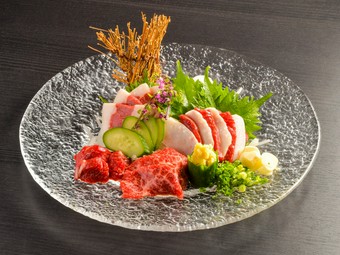 馬肉の定番。その日のイチオシを食べ比べ『馬刺五点盛り合わせ』