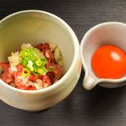 本日オススメの部位を使用した馬肉ユッケ。やや甘めの特製ダレを絡めたお肉に、溶いた卵黄をソースのようにかけていただくのがこちらのお店のスタイル。養鶏場直送の濃厚な卵が、馬肉にコクと深みを与えてくれます。