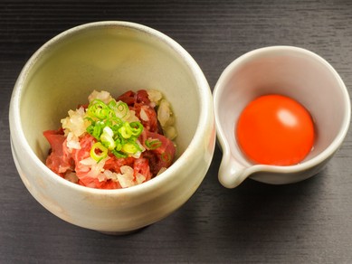 タレと卵黄と奏でる、濃密な味わい『左馬流　桜ユッケ』