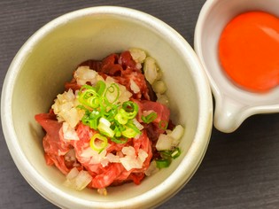 お店こだわりの自信作。贅沢な一口『左馬流　桜ユッケ』