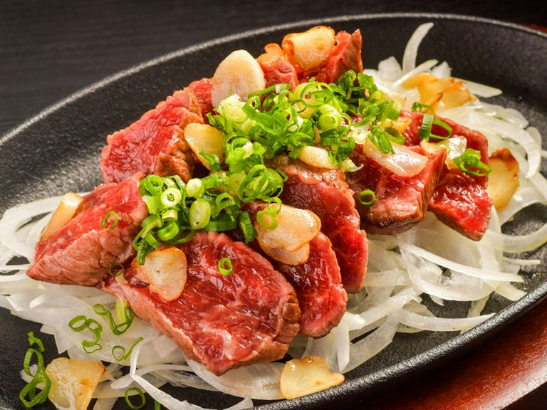 熊本県の契約牧場直送の馬肉は、ステーキ・焼肉もまた美味