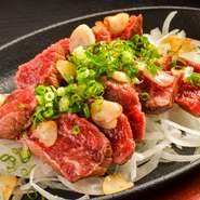 メイン食材である馬肉は、熊本県の契約農場より直送。新鮮かつ良質な馬肉は、定番の馬刺しだけでなく、ステーキ・焼肉でもおいしく楽しめます。