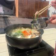 『アウトドア鍋セット』『満腹！BBQ鍋セット』内の鍋は、キムチ鍋・よせ鍋・地鶏鍋・白湯鍋の4種類から選べます。