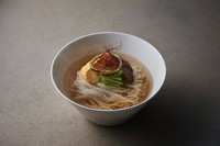 そうめんに関西風のだしをかけ、自家製のだし巻き・椎茸のふくめ煮をトッピング。シンプルだからこそ、素材の力が感じられます。【ON TOKYO】厳選のそうめん（一筋縄）の魅力が余す所なく発揮された一品です。