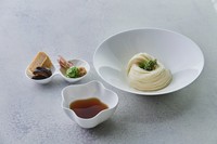 薬味とともにつゆにつけてシンプルに。麺そのもののコシ、喉ごし、おいしさをお楽しみください