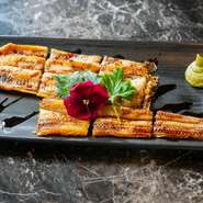 広島から入荷する国産豚肉や牛肉、また瀬戸内海で水揚げされる新鮮な広島牡蠣や穴子、皮まで食べられる無農薬のレモンなど、広島の食材をたっぷりと使用しています。お好み焼きはもちろん、逸品料理もお見逃しなく。