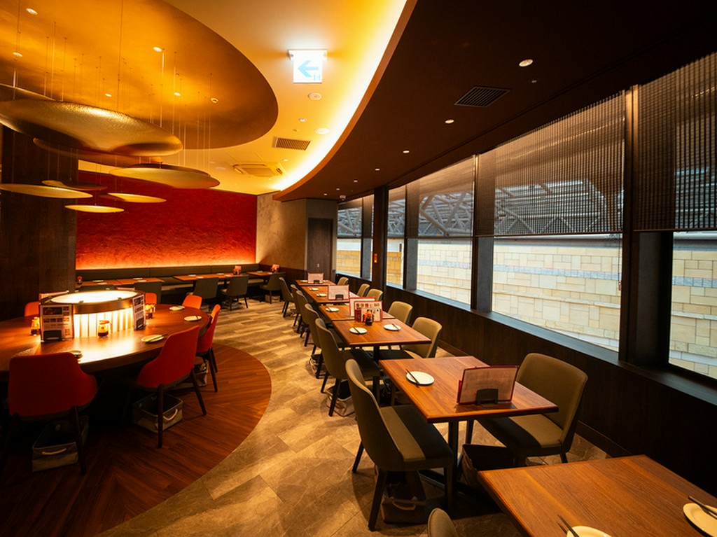 壁一面の大きな窓が、開放感を感じさせるお洒落な空間