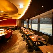 六本木ヒルズ内ならではのお洒落な雰囲気もお店の魅力です。高い天井と開放感のある大きな窓、赤をイメージカラーとしてアクセントに使った店内は、お好み焼き店のイメージをガラリと変えるかもしれません。