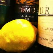 ヴーヴ　クリコなどのシャンパーニュをはじめソムリエが選んだ上質なワイン、広島の人気銘柄TOMOEや、日本酒賀茂鶴なども常時用意されています。広島レモンを使った『氷結広島レモンサワー』なども大人気。